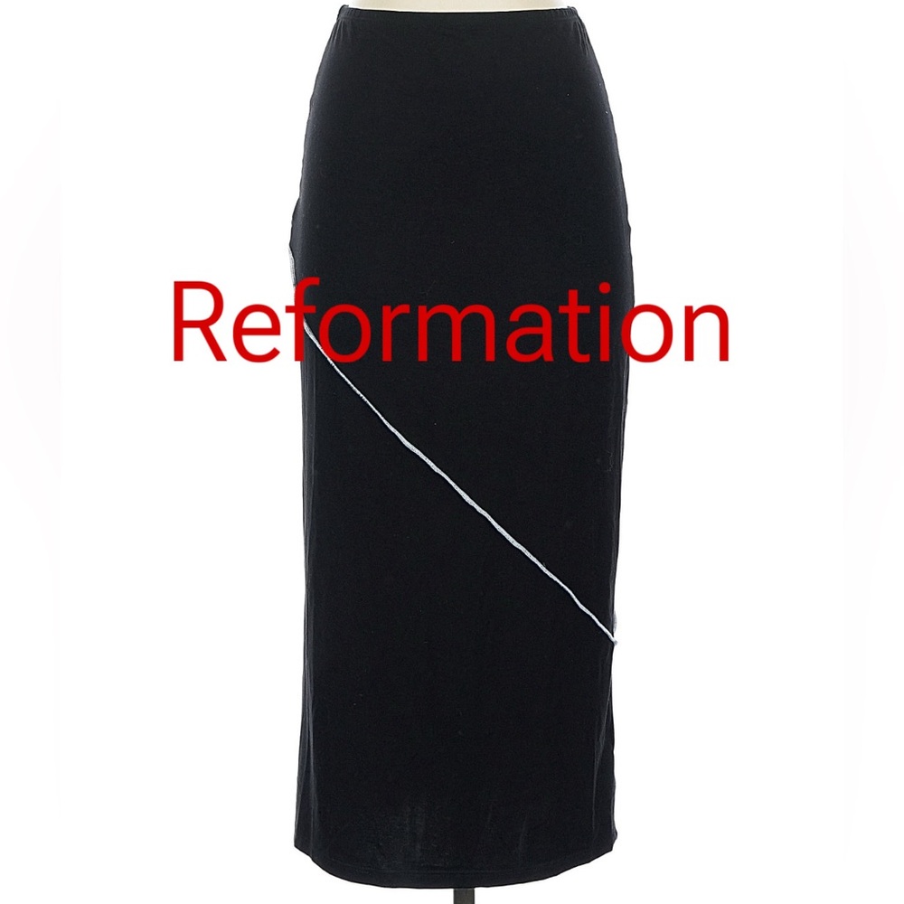 Reformation Black Pencil Skirt
Midi Length Skirt
Size: L